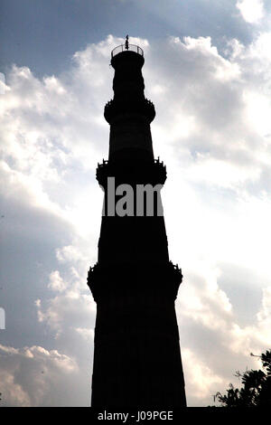 La Majestic Victory Tower, Qutub Minar è un sito patrimonio dell'umanità dell'UNESCO situato a Delhi, India. Altezza 72.5 metri, 379 scale. (© Saji Maramon) Foto Stock