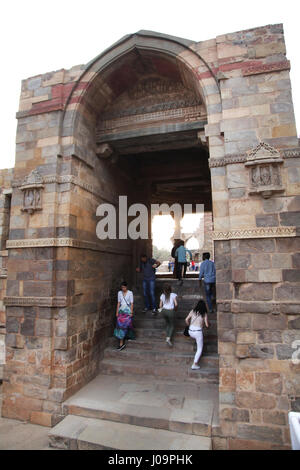 La Majestic Victory Tower, Qutub Minar è un sito patrimonio dell'umanità dell'UNESCO situato a Delhi, India. Altezza 72.5 metri, 379 scale. (© Saji Maramon) Foto Stock