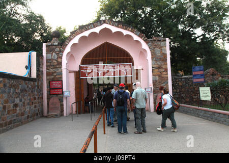 Ingresso, ingresso del Qutab Minar, storia del Qutub Minar, passeggiata intatta al complesso Qutub (Foto Copyright © di Saji Maramon) Foto Stock