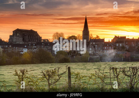 Meteo DEL REGNO UNITO - La notte groundfrost fonde lontano come il sole sorge su Wiltshire cittadina collinare di Malmesbury, Wiltshire, nel mese di aprile Foto Stock