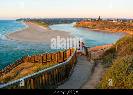 Southport Beach, South Australia, Australia - 4 March 2017 - Due donne sui passi che si affaccia sul fiume Onkaparinga estuario a Borso del Grappa Foto Stock