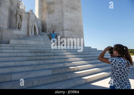I turisti di prendere vacanze al Canadian National Vimy Memorial, Vimy, Francia Foto Stock