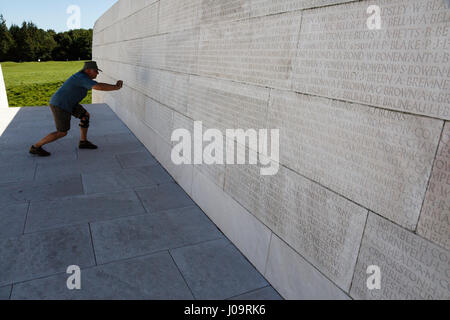 Tourist fotografare i nomi incisi su Canadian National Vimy Memorial, Vimy, Francia Foto Stock
