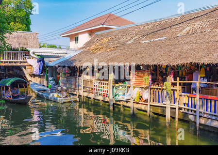 BANGKOK, Thailandia - febbraio 05: Questo è il canale di Klong Lat Mayům mercato galleggiante di Bangkok dove barche di vendere merci alla gente con il fiume su Febr Foto Stock