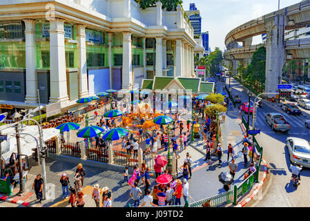 BANGKOK, Tailandia - 07 febbraio: al di fuori della vista del Santuario di Erawan e area del centro cittadino di Bangkok Febbraio 07, 2017 a Bangkok Foto Stock