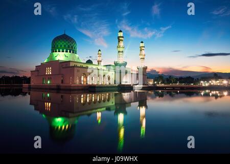 La riflessione della città di Kota Kinabalu moschea, isola del Borneo, Malaysia Foto Stock