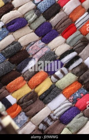 Il lato posteriore di una tradizionale artigianale il rag rug ho creato. Esso mostra il dettaglio delle texture e lavoro artigianale. Realizzato da vecchi vestiti tagliati a strisce Foto Stock