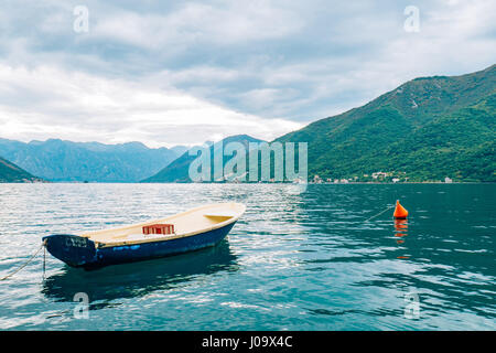 Barche da pesca nella Baia di Kotor Foto Stock