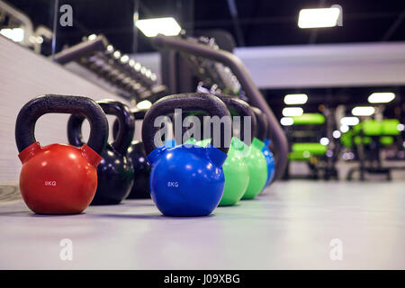 Sport kettlebell pesi sul pavimento nella palestra Foto Stock