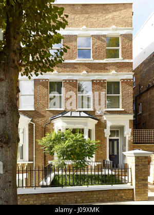 La parte anteriore della casa. Hampstead stagni House, London, Regno Unito. Architetto: duro + Trevillion architetti, 2016. Foto Stock