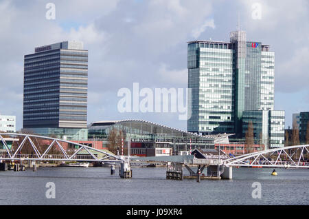 Amsterdam, vista nord dal Prins Hendrik Kade attraverso Oosterdok al recentemente sviluppato ex quays Foto Stock