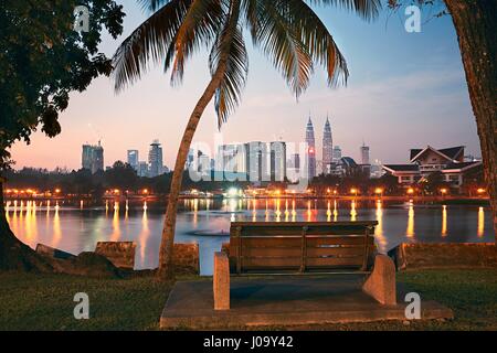 Bella mattina nel parco pubblico di Kuala Lumpur. Skyline della città moderna di sunrise. Foto Stock