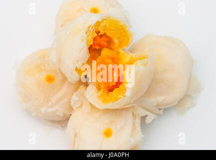 Primo piano alla pila di squisita pasticceria Cinese Mung Bean con tuorlo d'uovo/ Festival Cinese Snack Foto Stock
