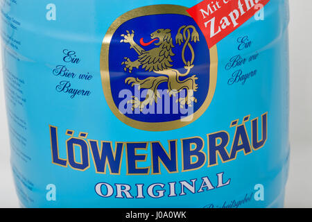 KIEV, UCRAINA - 17 Aprile 2016: Lowerbrau piccolo barile di birra possono closeup contro il bianco. Lowerbrau è una fabbrica di birra fondata a Monaco di Baviera intorno al 1383, la sua na Foto Stock