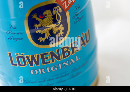 KIEV, UCRAINA - 17 Aprile 2016: Lowerbrau piccolo barile di birra possono closeup contro bianco con copia spazio. Lowerbrau è una fabbrica di birra fondata a Monaco di Baviera aro Foto Stock