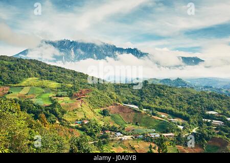 Paesaggio con Mount Kinabalu in Malesia. Questo è uno di Patrimonio Mondiale dell'UNESCO nel Sud Est Asiatico. Foto Stock