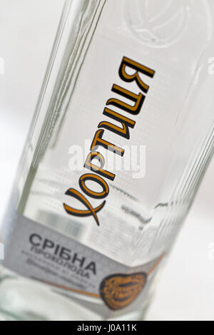 KIEV, UCRAINA - 17 Aprile 2016: Argento Khortytsa Cool vodka bottiglia closeup su bianco. Marca Khortytsa domina il mercato alcolico di Ucraina, compan Foto Stock