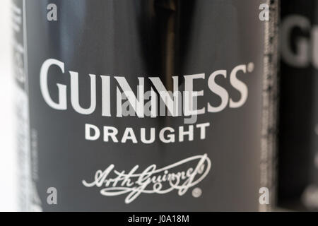 KIEV, UCRAINA - 17 Aprile 2016: Guinness birra può closeup. Si tratta di uno dei più affermati marchi di birra in tutto il mondo, un Irish Stout secca dal Foto Stock