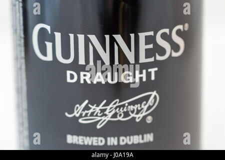 KIEV, UCRAINA - 17 Aprile 2016: Guinness birra può closeup. Si tratta di uno dei più affermati marchi di birra in tutto il mondo, un Irish Stout secca dal Foto Stock