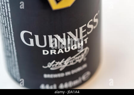 KIEV, UCRAINA - 17 Aprile 2016: Guinness birra può closeup. Si tratta di uno dei più affermati marchi di birra in tutto il mondo, un Irish Stout secca dal Foto Stock