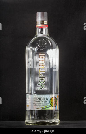 KIEV, UCRAINA - 17 Aprile 2016: Argento Khortytsa Cool vodka bottiglia closeup su nero. Marca Khortytsa domina il mercato alcolico di Ucraina, compan Foto Stock