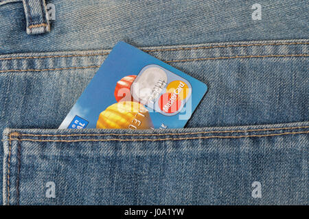 KIEV, UCRAINA - 09 agosto 2016: carte di credito MasterCard nella tasca posteriore dei jeans blu closeup. Mastercard Worldwide è una multinazionale americana financ Foto Stock