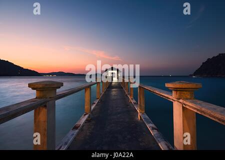 Dal Molo presso Perhentian le isole durante un tramonto meraviglioso, Malaysia Foto Stock