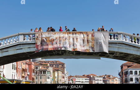 Venezia, Italia - 22 settembre 2016: la gente non riconosciuto sul ponte degli Scalzi su Canal Grande. Venezia si trova di fronte a un gruppo di 117 piccole isole che Foto Stock