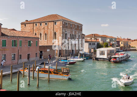 MURANO, Italia - 22 settembre 2016: la gente a piedi lungo il canale degli Angeli Angeli o Canal con Palazzo da Mula o Mula Palace. Murano è un gruppo di isl Foto Stock