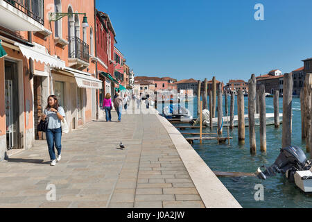 MURANO, Italia - 22 settembre 2016: la gente a piedi lungo Canal Ponte Lugno. Murano è un gruppo di isole collegate da ponti nella Laguna veneziana, northe Foto Stock