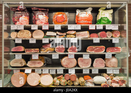 MURANO, Italia - 22 settembre 2016: Coop supermercato interno, frigorifero display con prodotti a base di carne. Coop è la più grande catena di mercato in Italia Foto Stock