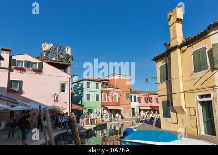 BURANO, Italia - 22 settembre 2016: turistico non riconosciuto a piedi lungo il canale tipico con barche ormeggiate. Burano è un'isola della Laguna Veneta kn Foto Stock