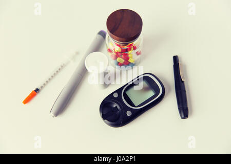 Chiusura del glucometro, penna per insulina e pillole di farmaco Foto Stock