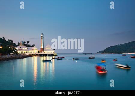 Isole Perhentian durante il crepuscolo. La moschea illuminata a isola Kecil, Malaysia Foto Stock