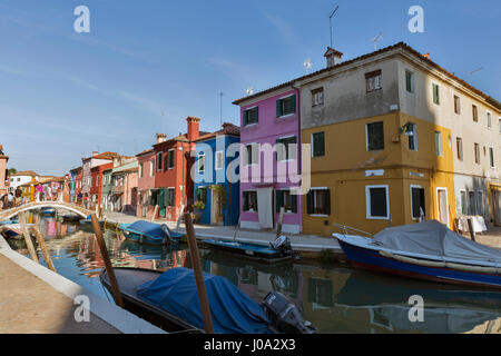 BURANO, Italia - 22 settembre 2016: la gente non riconosciuto sul ponte sul canale. Burano è un'isola nella laguna veneziana noto per le sue opere in pizzo e briga Foto Stock