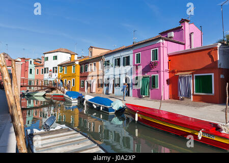 BURANO, Italia - 22 settembre 2016: la gente non riconosciuto sul ponte sul canale. Burano è un'isola nella laguna veneziana noto per le sue opere in pizzo e briga Foto Stock