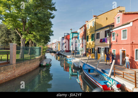 BURANO, Italia - 22 settembre 2016: la gente a piedi lungo il canale tra park e colorata street. Burano è un'isola conosciuta per le sue opere in pizzo e brightl Foto Stock