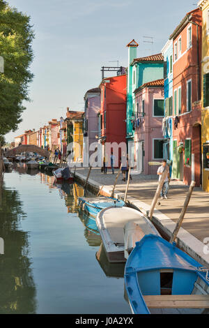 BURANO, Italia - 22 settembre 2016: la gente a piedi lungo il canale tra park e colorata street. Burano è un'isola conosciuta per le sue opere in pizzo e brightl Foto Stock