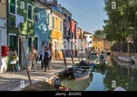 BURANO, Italia - 22 settembre 2016: la gente a piedi lungo il canale tra park e colorata street. Burano è un'isola conosciuta per le sue opere in pizzo e brightl Foto Stock