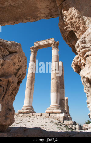 Le rovine del tempio di Ercole, la più importante struttura romana nella cittadella di Amman, sito archeologico, una delle città del nucleo originale Foto Stock