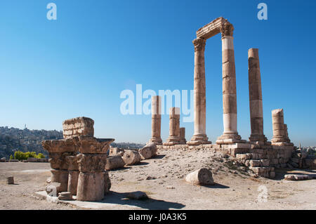 Le rovine del tempio di Ercole, la più importante struttura romana nella cittadella di Amman, sito archeologico, una delle città del nucleo originale Foto Stock