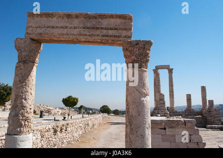 Le rovine del tempio di Ercole, la più importante struttura romana nella cittadella di Amman, sito archeologico, una delle città del nucleo originale Foto Stock