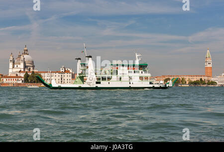 Venezia, Italia - 23 settembre 2016: San Nicolo mare con traghetti passeggeri e auto vele in laguna di Venezia. Venezia è situato su 117 isole che un Foto Stock