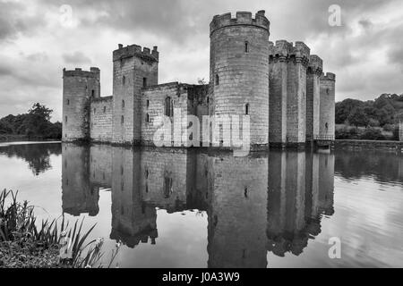Castello Bodiam medievale, East Sussex, Inghilterra, Regno Unito: 14th secolo fossato rovine del castello. Versione in bianco e nero Foto Stock