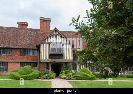 Anteriore a capanna di Great Dixter Manor, Northiam, East Sussex, Inghilterra, Regno Unito: costruito nel 1450 circa, il compianto Christopher Lloyd's house e il famoso giardino: Foto Stock