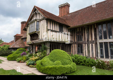 Anteriore a capanna di Great Dixter Manor, Northiam, East Sussex, Inghilterra, Regno Unito: costruito nel 1450 circa, il compianto Christopher Lloyd's house e il famoso giardino Foto Stock