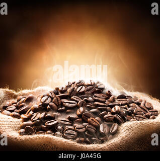 Torrefatto caffè caldo nel sacco di iuta Foto Stock
