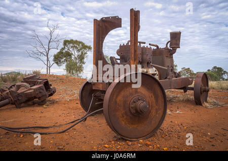 Abbandonate le automobili arrugginito nel Territorio del Nord vicino Karlu Karlu Foto Stock