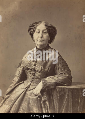 Nadar, un pioniere fotografo francese, ha catturato George Sand in un noto ritratto. La fotografia esemplifica le tecniche innovative di Nadar nella fotografia ritrattistica, utilizzando l'illuminazione e la composizione per enfatizzare la personalità intellettuale e artistica di Sand. Il lavoro di Nadar è rinomato per la sua influenza sullo sviluppo della fotografia ritrattistica moderna. Foto Stock