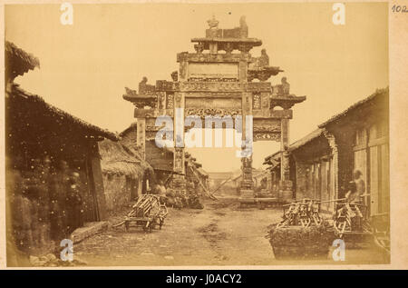 Gateway ornamentali (Pailou) dalla dinastia Han (202 A.C. E28093 0 CE) attraverso una strada ricca di negozi di piccole dimensioni. Hanzhong, Provincia di Shaanxi, Cina, 1875 WDL2092 Foto Stock